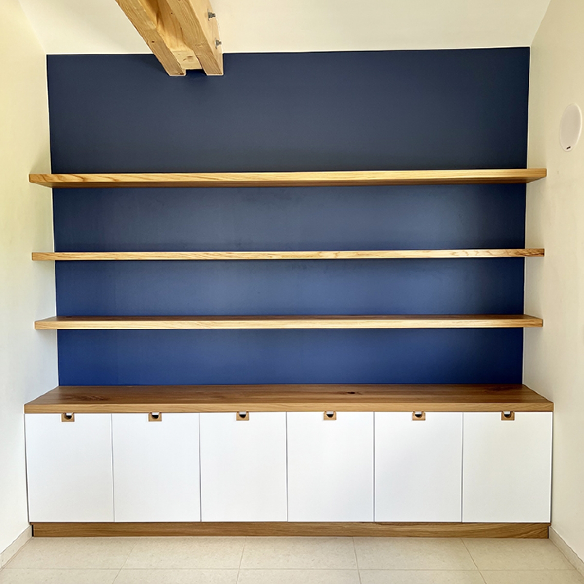 Etagères suspendues et buffet laqué blanc