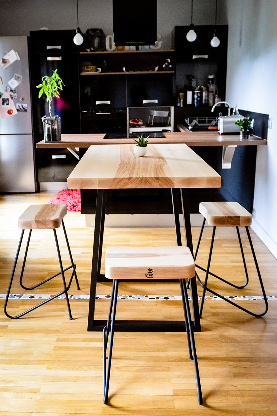 Table haute et ses tabourets style industriel